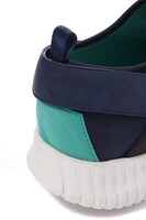 普賢真人モデルのスニーカー。