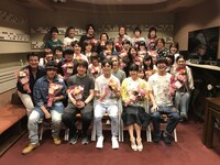 キャストの集合写真。