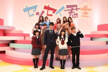 「センセイ君主」×TWICEオリジナルMVの撮影にて、前列左から川栄李奈、竹内涼真、浜辺美波、佐藤大樹。中央列と後列がTWICE。(c)2018「センセイ君主」製作委員会 (c)幸田もも子／集英社
