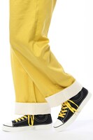 太公望モデルのスニーカーの着用例。