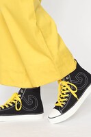 太公望モデルのスニーカーの着用例。