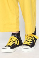 太公望モデルのスニーカーの着用例。