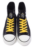 太公望モデルのスニーカー。