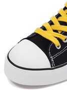 太公望モデルのスニーカー。