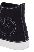 太公望モデルのスニーカー。