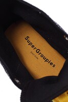 太公望モデルのスニーカー。