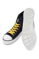 太公望モデルのスニーカー。