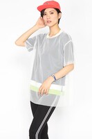 楊ゼンモデルのコーディネート着用例。