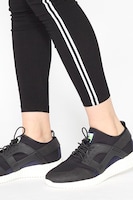 楊ゼンモデルのスニーカーの着用例。