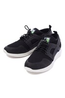 楊ゼンモデルのスニーカー。