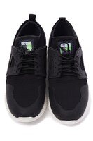 楊ゼンモデルのスニーカー。