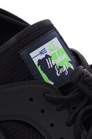 楊ゼンモデルのスニーカー。