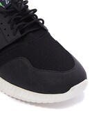 楊ゼンモデルのスニーカー。