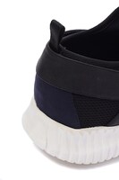 楊ゼンモデルのスニーカー。