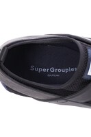 楊ゼンモデルのスニーカー。