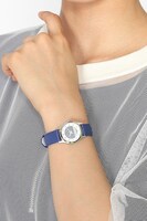 楊ゼンモデルのコーディネート腕時計の着用例。