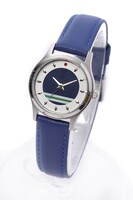 楊ゼンモデルのコーディネート腕時計。