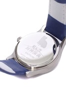 楊ゼンモデルのコーディネート腕時計。