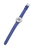 楊ゼンモデルのコーディネート腕時計。