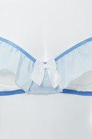 キュアホワイトモデルのランジェリーセット。