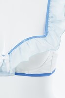 キュアホワイトモデルのランジェリーセット。