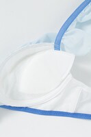 キュアホワイトモデルのランジェリーセット。