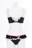 キュアブラックモデルのランジェリーセット。