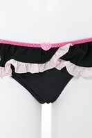 キュアブラックモデルのランジェリーセット。