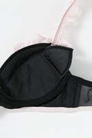 キュアブラックモデルのランジェリーセット。