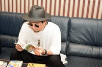 伊豆乃風の時田信治を演じる安元洋貴（右）。