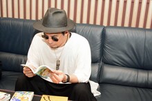 伊豆乃風の時田信治を演じる安元洋貴（右）。