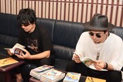 伊豆乃風の寿竜次郎を演じる小西克幸(左)、時田信治を演じる安元洋貴(右)。