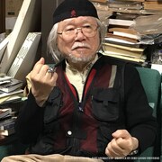 「アルカディアドクロ リング」を着用する松本零士。