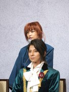 前列から松岡充、松岡広大。