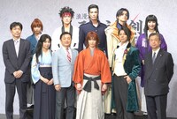 前列左から木村有裕氏、上白石萌歌、小池修一郎、早霧せいな、松岡充、安孫子正氏。後列左から松岡広大、植原卓也、廣瀬友祐、三浦涼介、愛原実花。