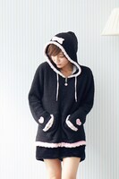 キュアブラックモデルのルームウェアの着用例。