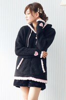 キュアブラックモデルのルームウェアの着用例。