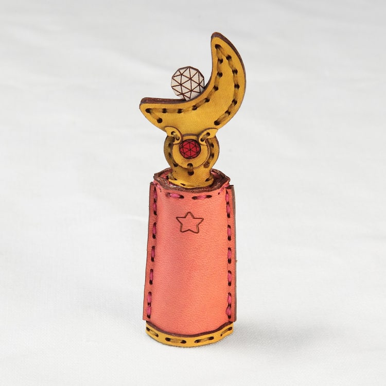 セーラームーン 変身アイテムが 大人女子向けの革製オフィスアイテムに コミックナタリー