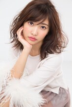 千鳥佐和子役の佐野ひなこ。