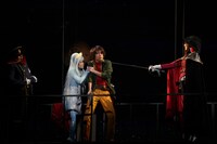 「銀河鉄道999 40周年記念作品 舞台『銀河鉄道999』～GALAXY OPERA～」より。（撮影：源かつみ）