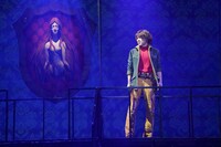 「銀河鉄道999 40周年記念作品 舞台『銀河鉄道999』～GALAXY OPERA～」より。（撮影：源かつみ）