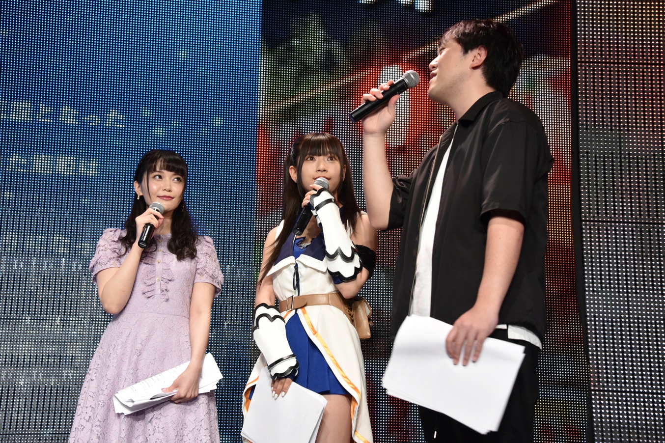 左から大森日雅、山田麻莉奈、TBSプロデューサーの余卿氏。