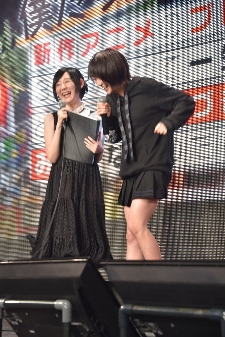 盛り上がりすぎて飛び跳ねる野口衣織（=LOVE）と結。