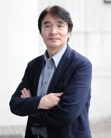 指揮・編曲を務める天野正道。