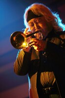 トランペットでゲスト参加するエリック・ミヤシロ。