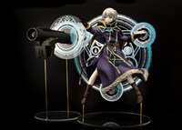 1/8スケールフィギュア「メテオラ・エスターライヒ」を封入特典「大きい魔法陣」と組み合わせてディスプレイした様子。