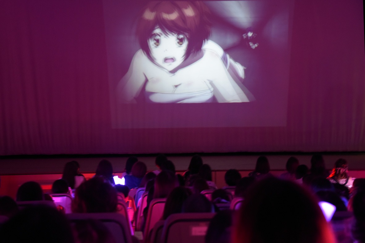 「甘い懲罰～私は看守専用ペット」応援上映の様子。明神には紫、比嘉には赤、大事な部分を隠す手袋マークには白など、場面に応じた色のサイリウムが振られた。