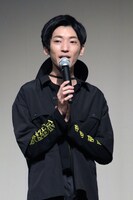 明神亜貴役の山谷祥生。