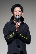 明神亜貴役の山谷祥生。