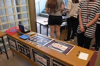 物販の様子。イベントスタッフは、刑務所にかけてかボーダーのシャツを着用していた。